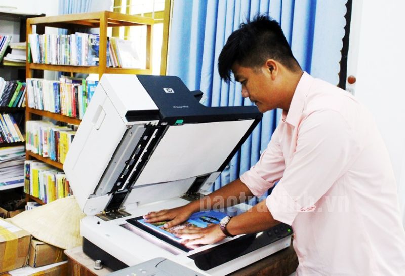Nhan vien Thu vien tinh scan tai lieu chuyen thanh ban dien tu phuc vu ban doc