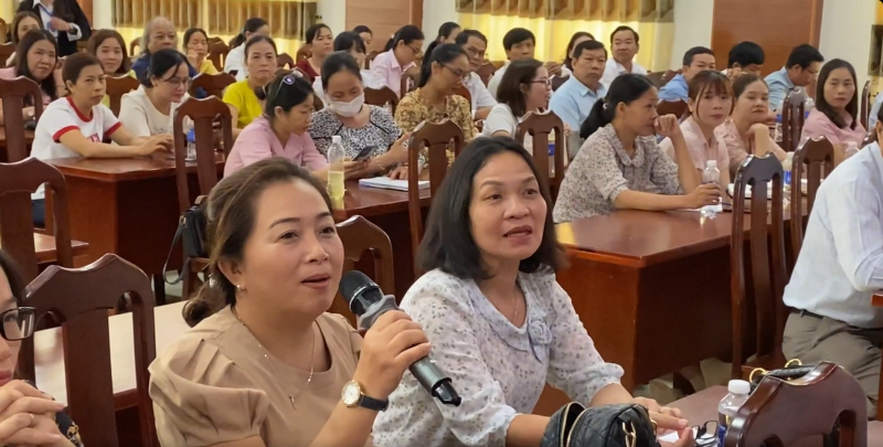Cán bộ lãnh đạo các cấp đặt câu hỏi về vấn đề liên quan đến Thư viện số