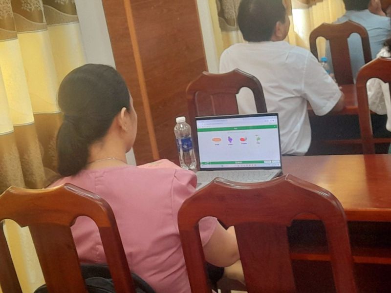 Giáo viên tiến hành thao tác trên Web Thư viện số