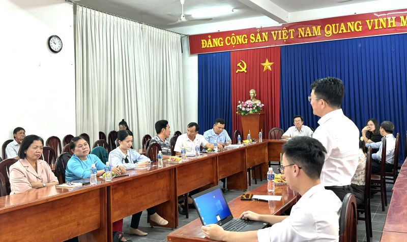 Ông Nguyễn Công Hà – Tổng giám đốc công ty VDOC giải đáp những thắc mắc của cán bộ Sở Giáo Dục Tây Ninh