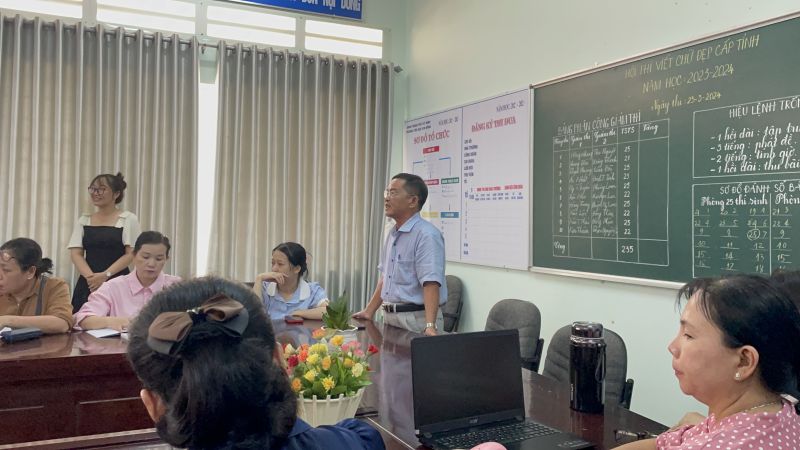 Thầy Thảo - Hiệu trường trường TH Kim Đồng phát biểu khai mạc