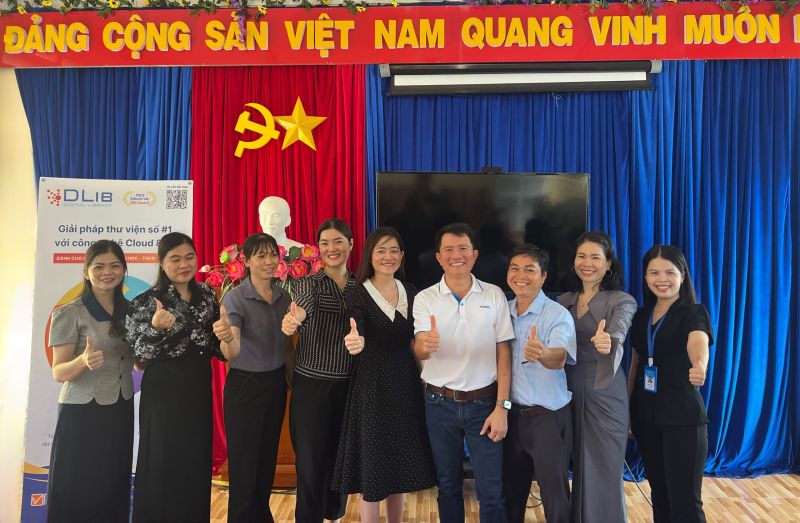 Đại diện VDOC chụp tấm ảnh lưu niệm cùng với các Thầy/ cô trường TH-THCS Võ Thị Sáu