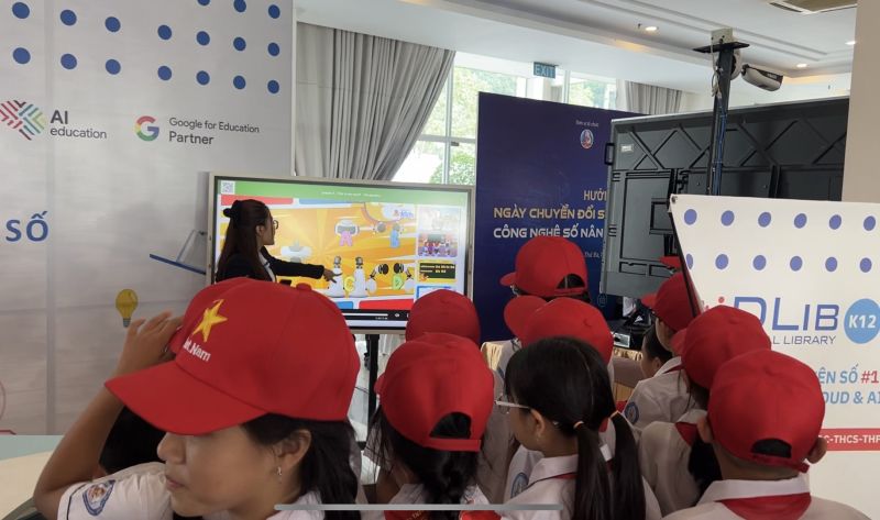 Học sinh lắng nghe trình bày về giải pháp