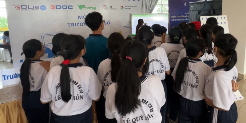 Các em học sinh trải nghiệm tương tác