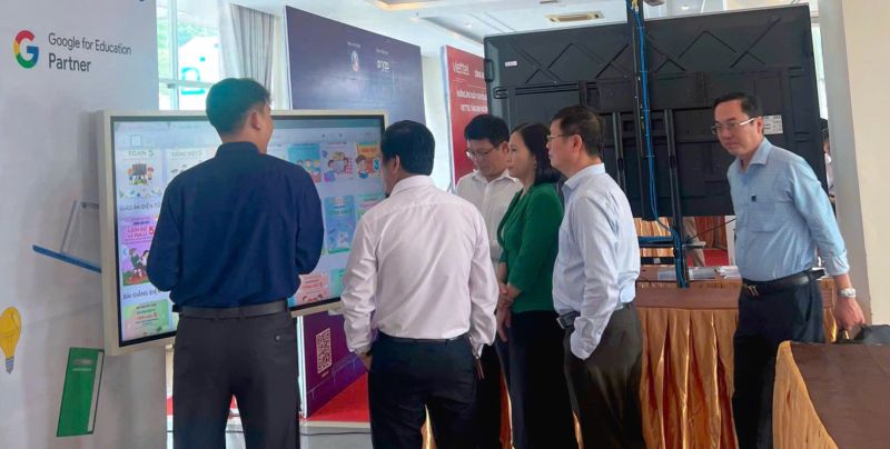 Thầy cô lắng nghe trình bày về giải pháp