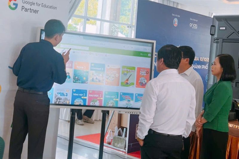 Thầy cô lắng nghe trình bày về giải pháp