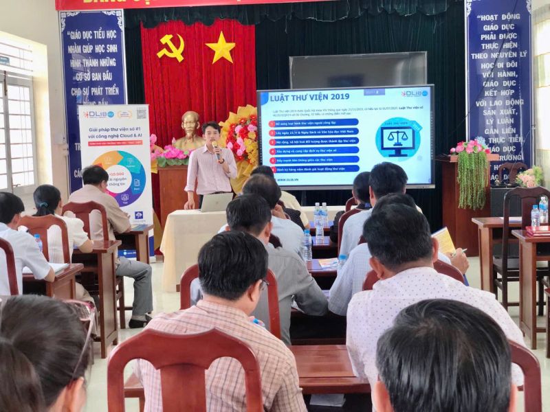 Chuyên viên đại diện công ty VDOC đang trình bày với các thấy cô, cán bộ giáo dục về giải pháp Thư viện số DLibK12