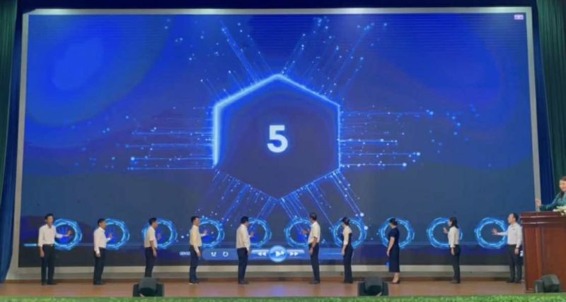 Các đại biểu đặt tay trong nghi thức đếm ngược chào mừng Thư viện số cộng đồng chính thức ra mắt.