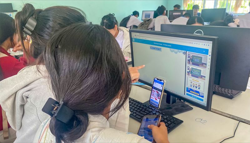 Học sinh THPT Nguyễn Khuyến (TP Cần Thơ) trải nghiệm trạm video ở Tuần lễ đọc sách 2026.